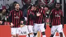 Pemain AC Milan Fabio Borini (kedua kiri) bersama timnya merayakan gol ke gawang Ludogorets Razgrad pada leg kedua babak 32 besar Liga Europa di San Siro, Milan, Kamis (22/2). Milan menang tipis 1-0 sehingga lolos ke babak 16 besar. (MARCO BERTORELLO/AFP)