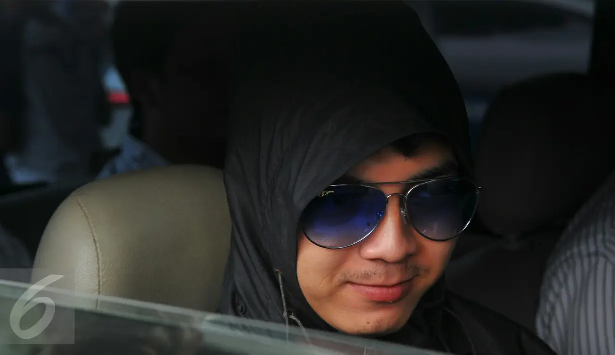 Pria berinisial AW yang mengaku korban pelecehan seksual yang dilakukan Saipul Jamil, berada di dalam mobil saat meninggalkan RS Polri, Kramat Jati, Jakarta, Senin (29/2). AW baru selesai menjalani serangkaian proses visum. (Liputan6.com/Faisal R Syam)