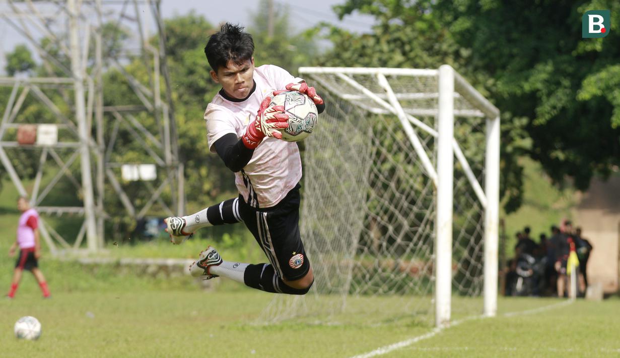 Seperti diketahui Andritany Adrhiyasa menjadi benteng kukuh Persija di bawah mistar gawang di sepanjang kompetisi Liga 1 musim ini sementara Cahya Supriadi menjadi andalan di Timnas Indonesia U-19. (Bola.com/M Iqbal Ichsan)