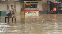 Warga terjebak banjir di jalan Merpati Raya kota,Tangerang Selatan, Selasa (21/2). Intensitas curah hujan yang tinggi di sertai buruknya Drainase menyebabkan banjir 50-100 cm di kawasan tersebut. (Liputan6.com/Helmi Afandi)