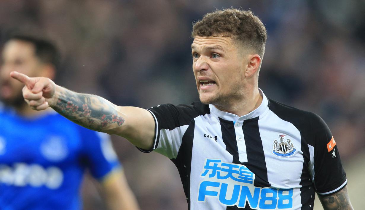 The Magpies berhasil menyamakan kedudukan. Berawal dari tendangan sudut yang dilakukan oleh Kieran Trippier langsung disambar pemain Newcastle yang kemudian mengenai pemain Everton. (AFP/Lindsey Parnaby)