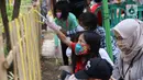 Anak-anak melakukan kegiatan belajar di luar sekolah di Kampung Belajar New Normal di Pinang Indah, Tangerang, Jumat (19/6/2020). Kampung Belajar ini menggunakan metode pembelajaran seperti sekolah alam dengan menerapkan protokol kesehatan di tatanan kehidupan baru. (Liputan6.com/Angga Yuniar)