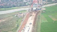 Jembatan Kalikuto Kendal belum selesai dibangun dilihat dari udara. (foto : Liputan6.com / edhie prayitno ige)