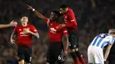 Gelandang Manchester United, Paul Pogba, melakukan selebrasi usai membobol gawang Huddersfield pada laga Premier League di Stadion Old Trafford, Rabu (26/12). Manchester United menang 3-1 atas Huddersfield. (AP/Martin Rickett)