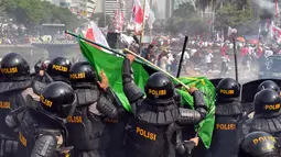 Gas air mata yang ditembakkan petugas membuat massa Prabowo bercerai-berai, Jakarta, Kamis (21/8/2014) (Liputan6.com/Miftahul Hayat) 
