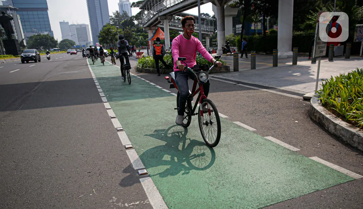 Pesepeda melintas di Jalan Jenderal Sudirman, Jakarta, Minggu (6/6/2021). Gubernur DKI Jakarta Anies Baswedan berencana menambah jalur sepeda sepanjang 101 kilometer di Jakarta pada tahun 2021. (Liputan6.com/Faizal Fanani)