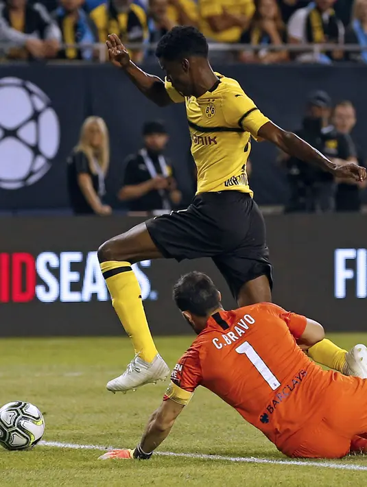 Pemain Borussia Dortmund, Alexander Isak berusaha melewati adangan kiper Manchester City, Claudio Bravo pada laga International Champions Cup 2018 di Soldier Field, Chicago, (20/7/2018), waktu setempat. Drtmund menang 1-0. (AFP/Jim Young)