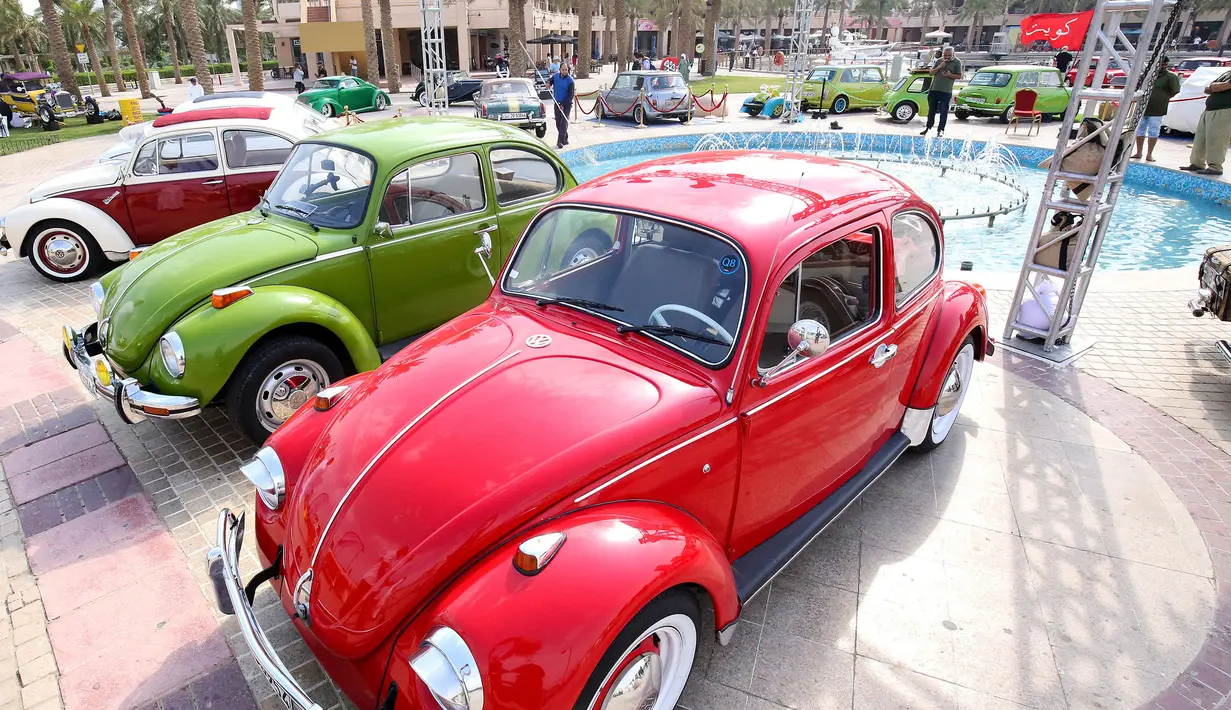 Mobil klasik Volkswagen ditampilkan dalam pameran mobil klasik di Marina Crescent, Kuwait City, Kuwait, 29 Oktober 2021. (YASSER AL-ZAYYAT/AFP)
