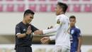 Bek Persikabo 1973, Andi Setyo Nugroho (kanan) memprotes keputusan wasit yang memberi tendangan penalti kepada PSIS Semarang dalam laga matchday ke-2 Grup A Piala Menpora 2021 di Stadion Manahan, Solo, Kamis(25/3/2021). Persikabo 1973 kalah 1-3 dari PSIS. (Bola.com/Arief Bagus)