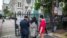 Para Jemaat memperlihatkan bukti pendaftaran untuk mengikuti ibadah di Gereja Katedral, Jakarta, Kamis (24/12/2020). Kapasitas gereja untuk ibadat misa Natal sebanyak 309 kursi, yaitu 20 persen dari kapasitas Gereja Katedral. (Liputan6.com/Faizal Fanani)