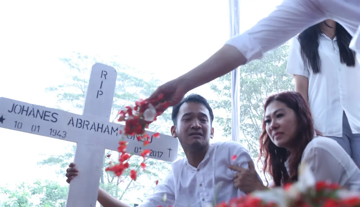 Setelah proses kebaktian selesai, jenazah yang ada dalam peti warna putih itu dimasukkan ke dalam liang lahat. Ayah Ruben meninggal dalam usia 74 tahun. (Nurwahyunan/Bintang.com)