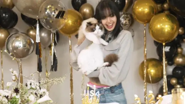 Lisa Blackpink memperlihatkan rumah mewahnya yang bernilai Rp88 miliar saat ulang tahun ke-27. (Dok: YouTube LLOUD)