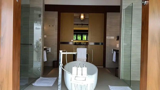 Inspirasi Interior Kamar Mandi Terbuka ala Resor, Serasa Dekat dengan Alam