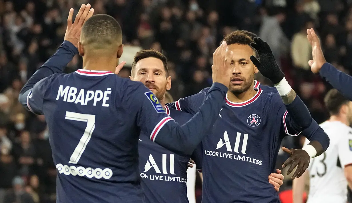 Penyerang PSG, Lionel Messi (tengah) merayakan dengan rekan setimnya Neymardan Kylian Mbappe setelah mencetak gol ke gawang Lorient pada pertandingan lanjutan Liga 1 Prancis di stadion Parc des Princes di Paris, Senin (4/4/2022). PSG menang telak atas Lorient 5-1. (AP Photo/Michel Euler)
