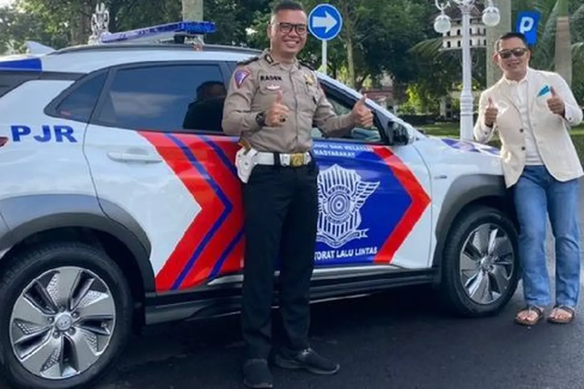 Ridwan Kamil dan mobil listrik polisi