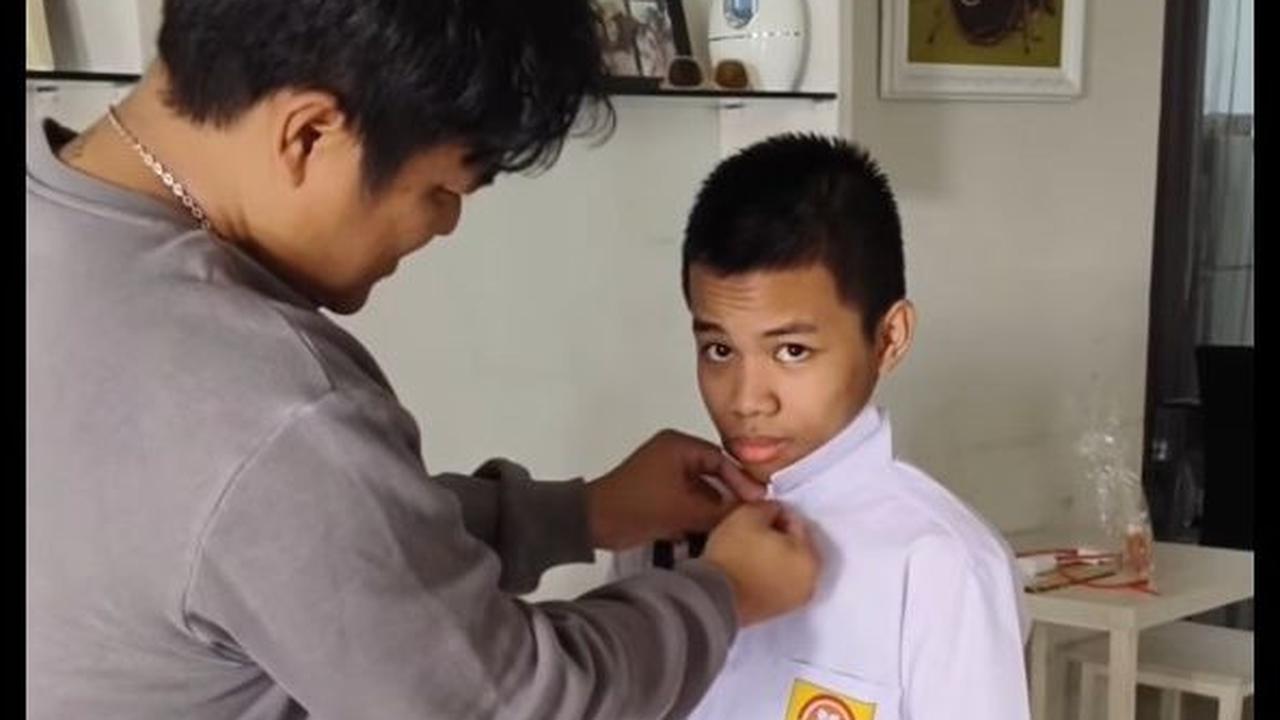 Tak Terasa Alwi Sudah Masuk SMA, Posan Pasangkan Dasinya