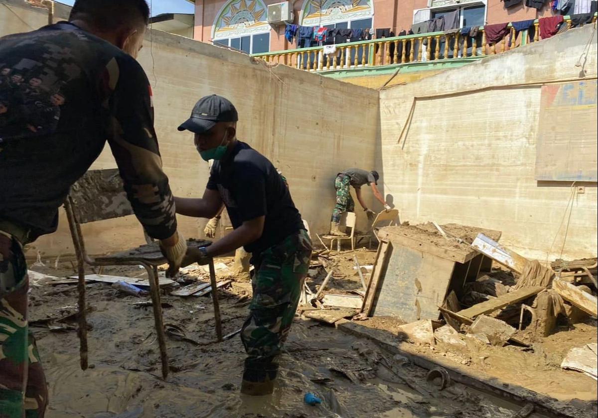 FOTO: Aksi Cepat Prajurit TNI AD Pulihkan Kantor MPD Kuala Simpang