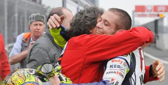 Pembalap motor  kelas dunia Valentino Rossi tak hanya agresif di lintasan balap. Ia sangat ramah dengan penggemarnya dan tak segan-segan untuk memeluk sang penggemar untuk merayakan kemenangannya. (AFP/Bintang.com)