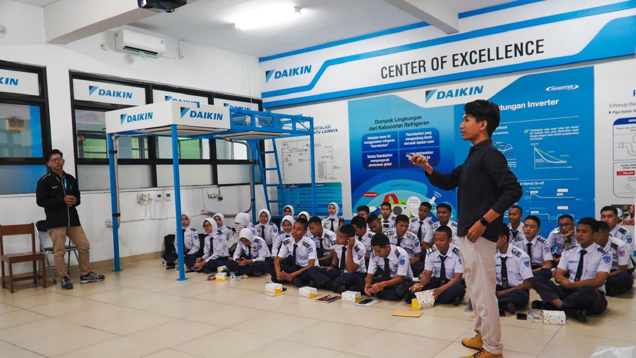 PT Daikin Airconditioning Indonesia menghelat pelatihan Kesehatan, Keselamatan Kerja dan Lingkungan Hidup (K3LH) bagi siswa sekolah menengah kejuruan. (Foto: Daikin)