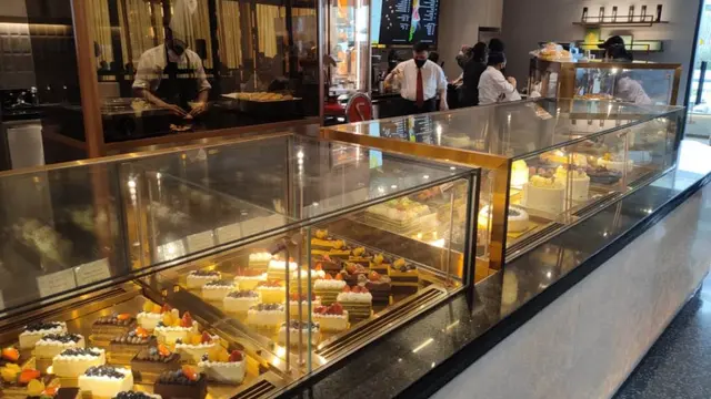Ada Aneka Kue dan Aksi Chef Sambil Melihat Gedung Menjulang di Sari Delicatessen
