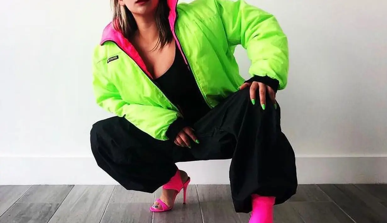 Kamu juga bisa bermain warna seperti look rapper Korea Selatan CL satu ini. Rapper Korea Sela Padukan bomber jacket warna neon dengan pants warna hitam. (Instagram/chaelincl).