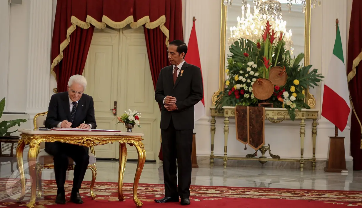 Presiden Italia Sergio Mattarela saat mengisi buku tamu dengan didampingi Presiden Jokowi di Istana Merdeka, Jakarta, (9/11/2015). Pertemuan membahas upaya peningkatan kerjasama di bidang industri kulit, fashion dan furniture. (Liputan6.com/Faizal Fanani)