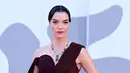 Model dan aktris Italia, Mariacarla Boscono tampil menawan di karpet merah Festival Film Venesia 2021 dalam balutan gaun merah dari Jean Paul Gaultier dan perhiasan dari Cartier. (dok Cartier).