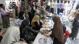 Menjelang bulan Ramadan, aktivitas jual beli di Pasar Tanah Abang mulai mengalami peningkatan. (Liputan6.com/Herman Zakharia)