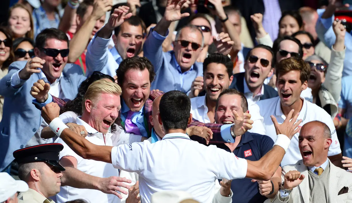 Di tahun 2014 Novak Djokovic berhasil membawa pulang gelar keduanya diajang Wimbledon usai menundukan petenis asal Swis Roger Federer dengan skor 6-7(7) 6-4 7-6(4) 5-7 6-4. (AFP/Carl Court)