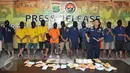 Sejumlah tersangka dihadirkan dalam pengungkapan kasus narkoba di Polres Jakarta Utara, Senin (15/2). Satuan narkoba Polres Jakarta Utara berhasil mengungkap 27 kasus dengan 33 tersangka selama bulan Januari 2016. (Liputan6.com/Gempur M Surya)