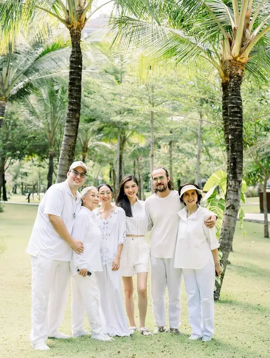 Mana penampilan Raline Shah bersama keluarganya di sini yang jadi favoritmu? [Foto: Instagram/ralineshah]