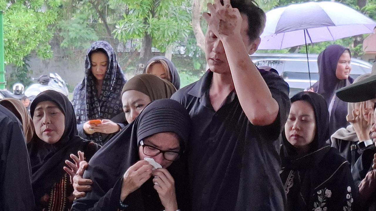 8 Potret Andhika Pratama Beberkan Alasan Ibu Mertuanya Dimakamkan Satu Liang dengan Adik Ussy Sulistiawaty