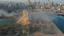 Gambar drone memperlihatkan tempat ledakan yang mengguncang pelabuhan Beirut, Lebanon, Rabu (5/8/2020). Ledakan dahsyat yang terjadi pada Selasa, 4 Agustus 2020, tersebut sejauh ini menewaskan 78 orang dan dan lebih dari 4.000 lainnya terluka. (AP Photo/Hussein Malla)