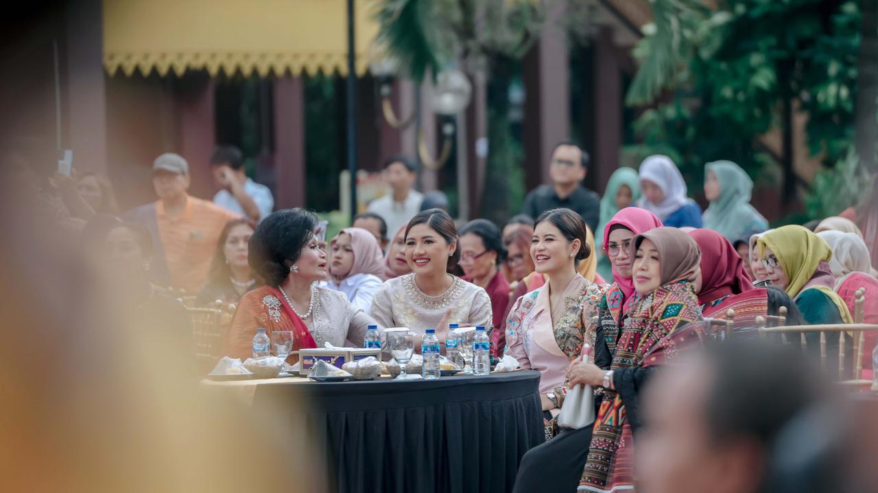 Ketua Dekranasda Provinsi Sumut Kahiyang Ayu, menghadiri Peringatan Hari Ulos Nasional Tahun 2025 di Anjungan Sumut, Taman Mini Indonesia Indah (TMII), Jakarta,