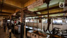 Gantungan daging di los pedagang yang kosong di Pasar Kebayoran, Jakarta, Rabu (20/1/2021). Para pedagang daging sapi di sejumlah pasar di kawasan Jakarta, Bogor, Depok, Tangerang, dan Bekasi (Jabodetabek) menggelar aksi mogok jualan mulai Rabu hingga Jumat (22/1). (Liputan6.com/Johan Tallo)