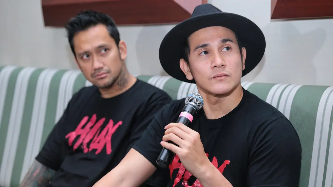 [Bintang] Vino G Bastian dan Tora Sudiro Tampil Beda di Film Hoax