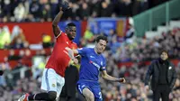 Paul Pogba berduel dengan Azpilicueta saat duel MU lawan Chelsea (AP Photo/Rui Vieira)