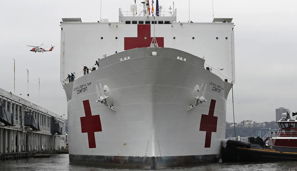 Kapal Rumah Sakit Angkatan Laut USNS Comfort berlabuh di Dermaga 90, New York, Amerika Serikat, Senin (30/3/2020). Kapal ini memiliki 1.000 tempat tidur dan 12 kamar operasi. (AP Photo/Kathy Willens)