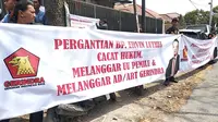 Para pendukung dan simpatisan Gerindra di Garut, Jawa Barat membentangkan spanduk melakukan upaya penolakan terhadap penunjukan Mulan Jameela sebagai anggota DPR RI terpilih Jabar XI (Liputan6.com/Jayadi Supriadin)