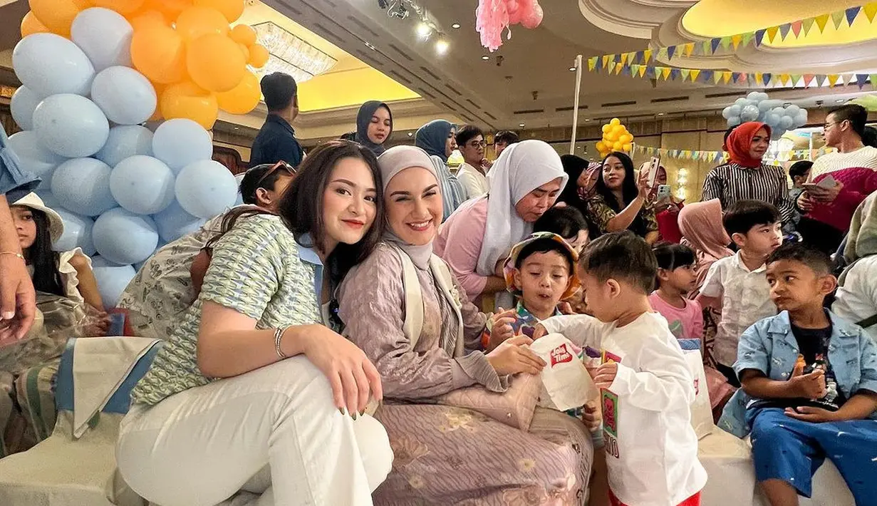 Hadir juga Nathalie Holscher bersama sang buah  hati Adzam. Tampak mantan istri Sule yang belakangan ini lepas hijab foto  bersama Irish Bella. Tampak Adzam dan Air bermain bersama. [Instagram/_irishbella_]
