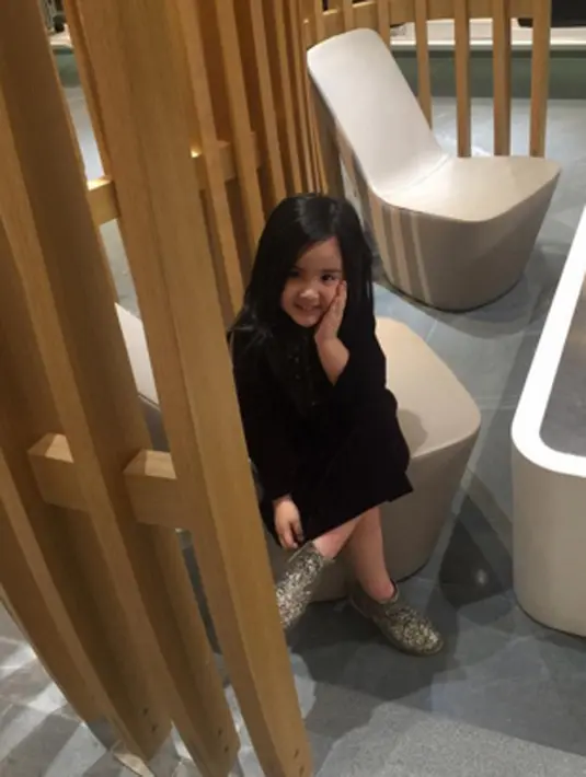 Mikhayla Bakrie terlihat sangat cantik seperti sang ibunda, Nia Ramadhani. (viainstagram@ramadhaniabakrie/Bintang.com)