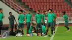 Pelatih Timnas Indonesia, Alfred Riedl (tengah) melihat latihan timnya jelang final kedua Piala AFF 2016 di Rajamangala Stadium, Bangkok, Thailand, Jumat (16/12). Indonesia akan melakoni laga tandang lawan Thailand. (Liputan6.com/Helmi Fithriansyah)