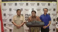 Presiden PKS, Sohibul Iman (tengah) didampingi Ketum Partai Gerindra, Prabowo Subianto, Sekjen PAN Eddy Soeparno memberikan keterangan pers untuk berkoalisi di Pilkada Serentak 2018 di Kantor PKS, Jakarta, Minggu (24/12). (Liputan6.com/Faizal Fanani)