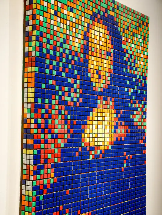 Seni jalanan berjudul Rubik Mona Lisa dipajang di rumah lelang Artcurial, Paris, Prancis, Senin (3/2/2020). Rubik Mona Lisa yang dibuat pada tahun 2005 tersebut terbuat dari 330 rubik. (FRANCOIS GUILLOT/AFP)