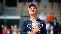 Petenis Republik Ceko Barbora Krejcikova juara Prancis Terbuka 2021. (AFP/Christophe Archambault)