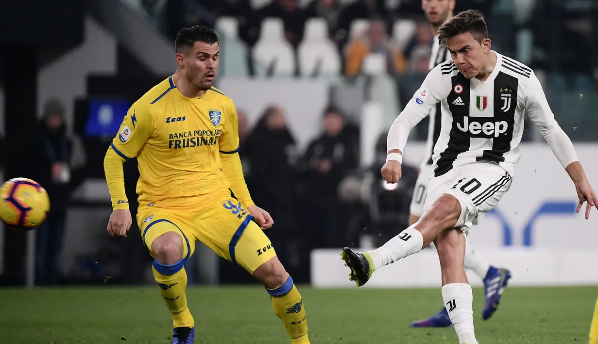 Striker Juventus, Paulo Dybala, menendang bola ke gawang Frosinone pada laga Serie A di Stadion Allianz, Turin, Jumat (15/2). Juventus menang 3-0 atas Frosinone. (AFP/Marco Bertorello)