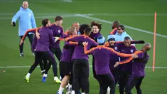 Pemain Manchester City bercanda saat mengikuti sesi pelatihan tim di City Football Academy di Manchester, Inggris (6/11). City akan bertanding melawan wakil Ukraina, Shakhtar Donetsk pada grup F Liga Champions. (AFP Photo/Oli Scarff)