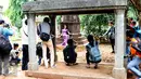 Sejumlah fotografer melakukan pemotretan pada seorang model di Taman Prasasti, Jakarta, Minggu (20/12/2015). Girls Generation Models Photography mengadakan photo hunting serentak di 16 kota di Indonesia. (Liputan6.com/Yudha Gunawan)