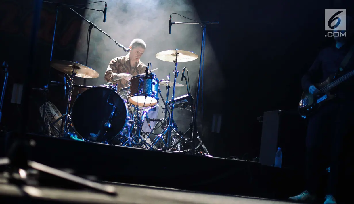 Penampilan band Franz Ferdinand pada konsernya di Tennis Outdoor, Senayan, Jakarta, Jumat (30/11). Grup musik dance punk itu membawakan sejumlah lagu di antaranya 'Lazy Boy' dan 'Take Me Out'. (Liputan6.com/Faizal Fanani)