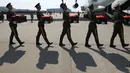 Tentara membawa peti mati berisi sisa-sisa tentara China yang menjadi korban dalam Perang Korea di Bandara Internasional Incheon, Seoul, Korea Selatan, Rabu (3/4). Sebanyak 10 tentara China yang tewas dalam Perang Korea 1950-53 dipulangkan dari Korea Selatan. (Jung Yeon-je/Pool Photo via AP)